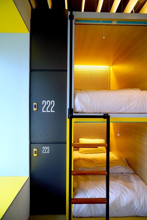 Borough Capsule Hostel Bali Legian Kültér fotó
