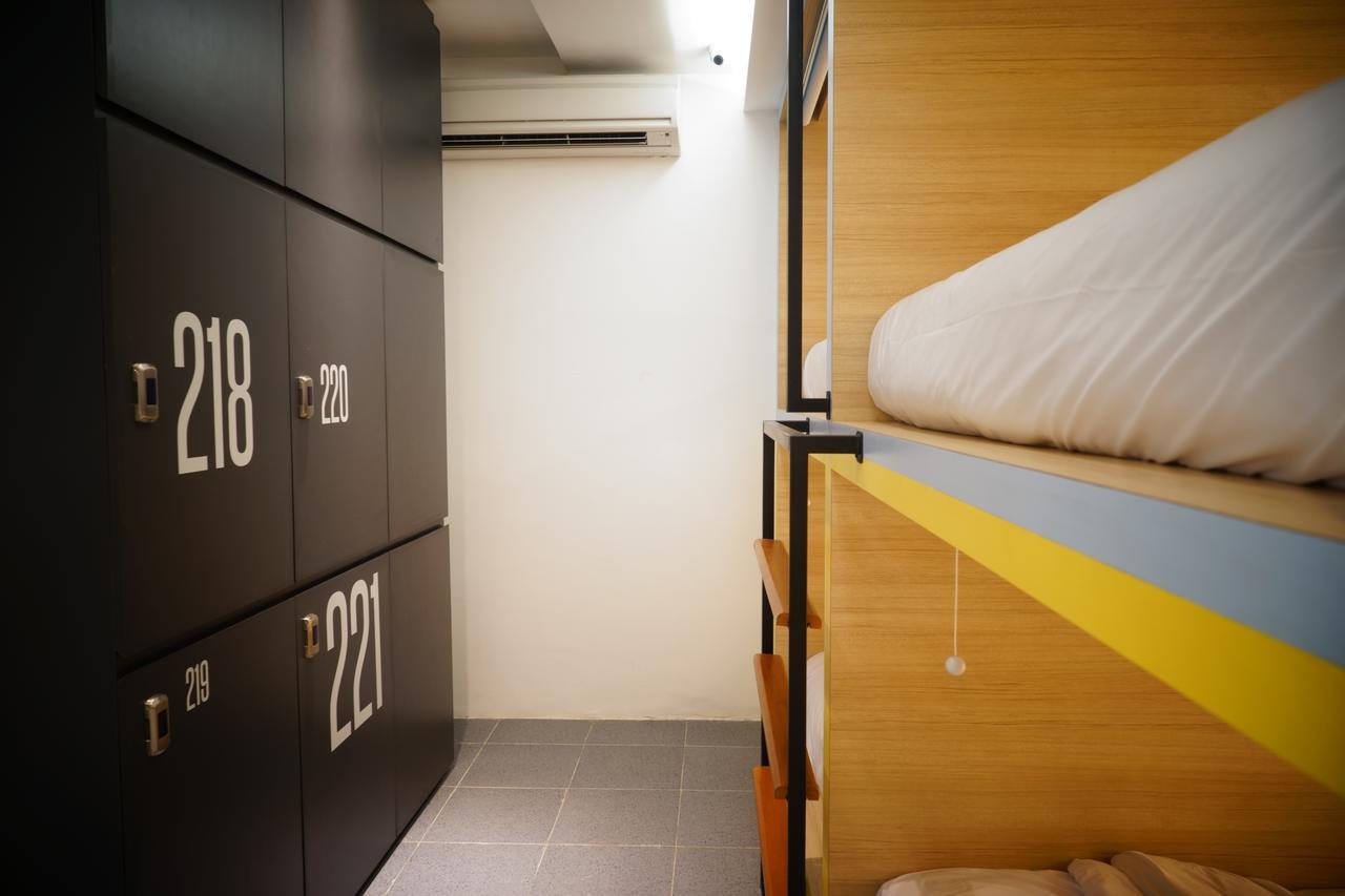 Borough Capsule Hostel Bali Legian Kültér fotó