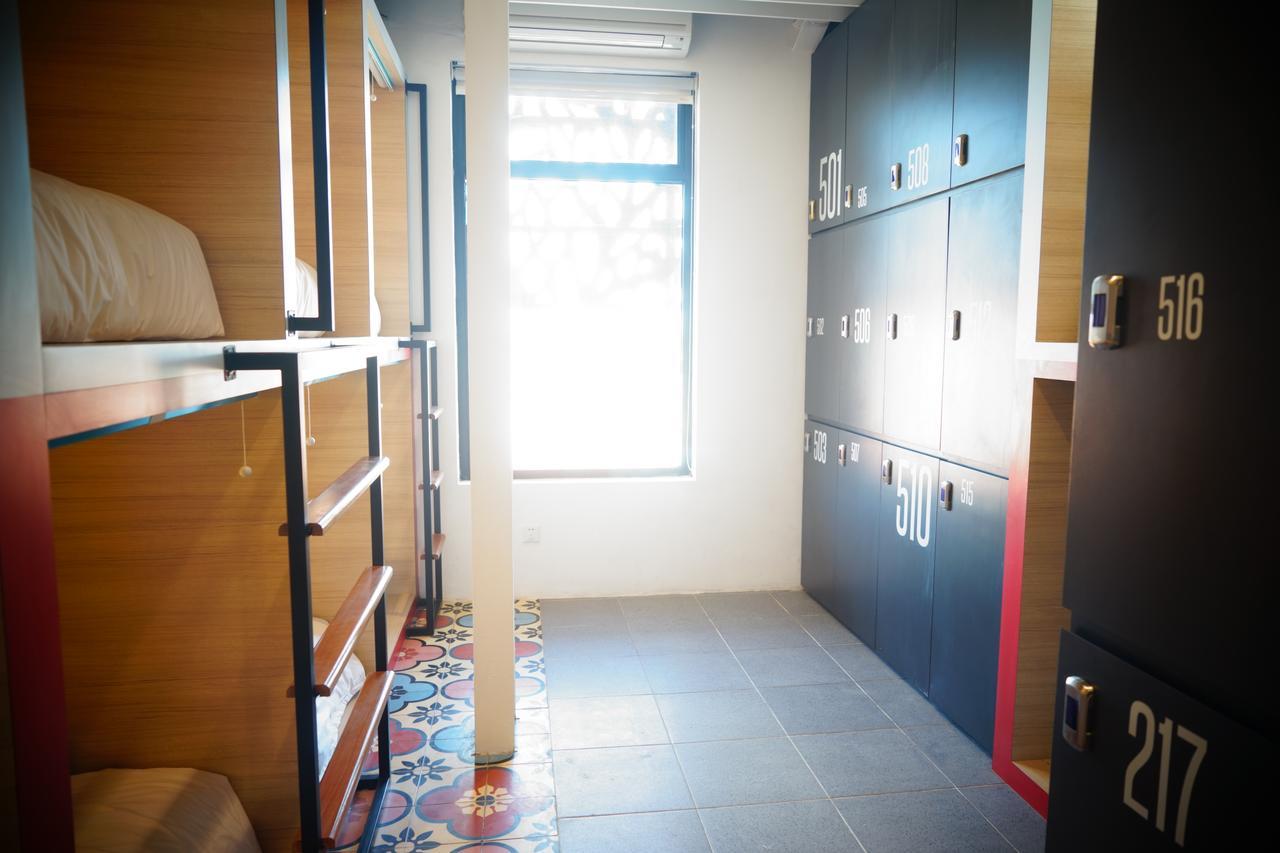 Borough Capsule Hostel Bali Legian Kültér fotó