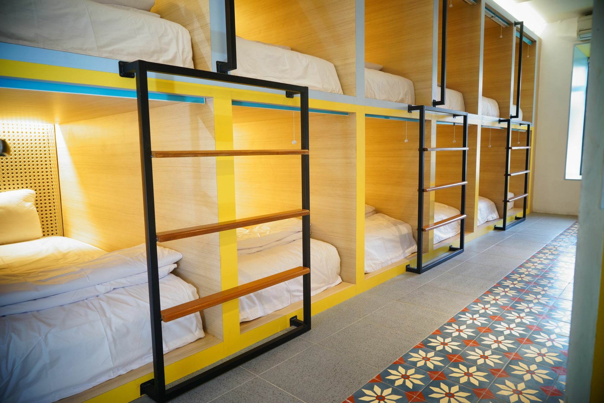 Borough Capsule Hostel Bali Legian Kültér fotó